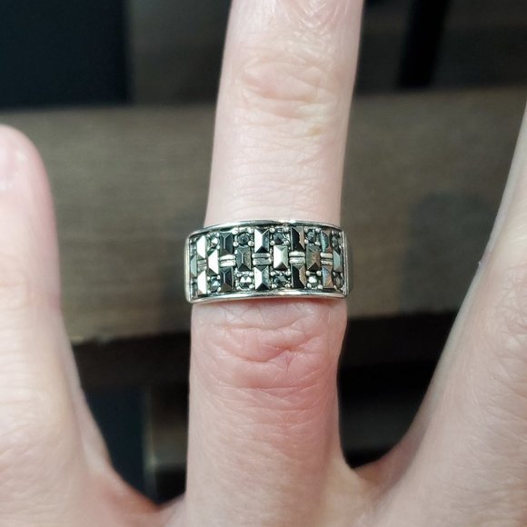 Size 6 925 Sterling Silver Beautiful Marcasite Stone Pattern Ring - Picture 1 of 8